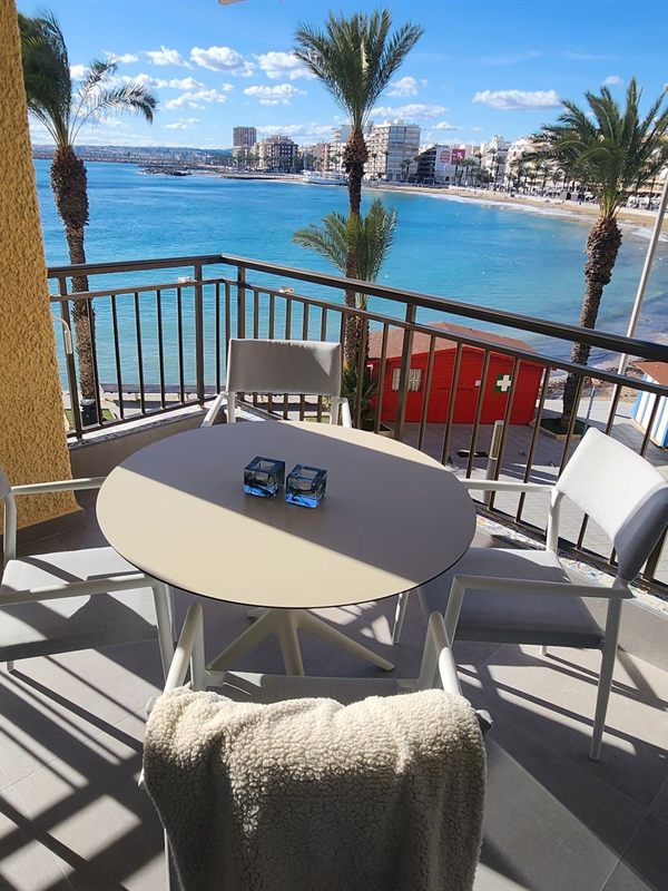 Havsutsikt från balkong mot Medelhavet i Torrevieja